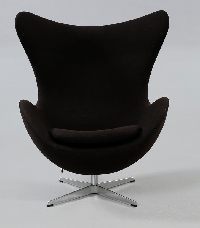 FÅTÖLJ samt FOTPALL, "Ägget", Arne Jacobsen för Fritz Hansen, 2006 respektive 2011.