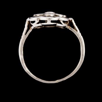 RING, platina med fasettslipade blå safirer samt åttkantslipade diamanter. Vikt 3,2 g.