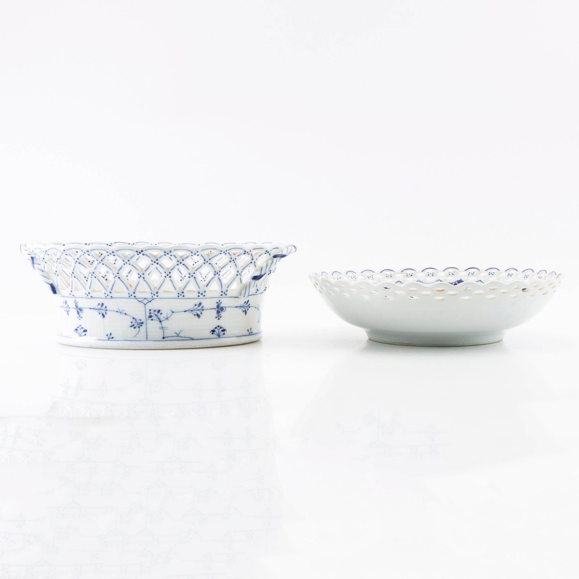 Galleried bowl "Musselmalet helblonde" Royal Copenhagen Denmark porcelain 20th century and bowl dish.