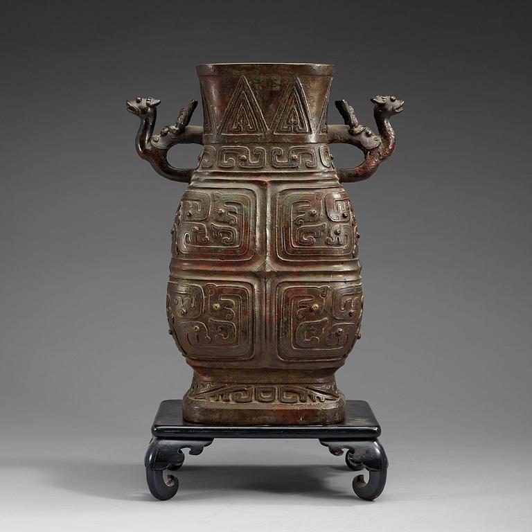 URNA, brons. Arkaiserande, Qing dynastin (1644-1912).