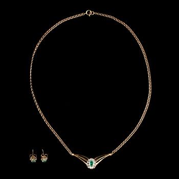 COLLIER OCH ÖRHÄNGEN, ett par, 18k guld med smaragder och små diamanter. Vikt 6,7 g.
