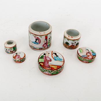 A set of three Chinese porcelain jars with lid later part of the 19th century.