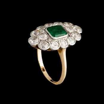 A RING, 18K gold, emerald, old cut diamonds. Oskar Lindroos, Helsinki 1926.