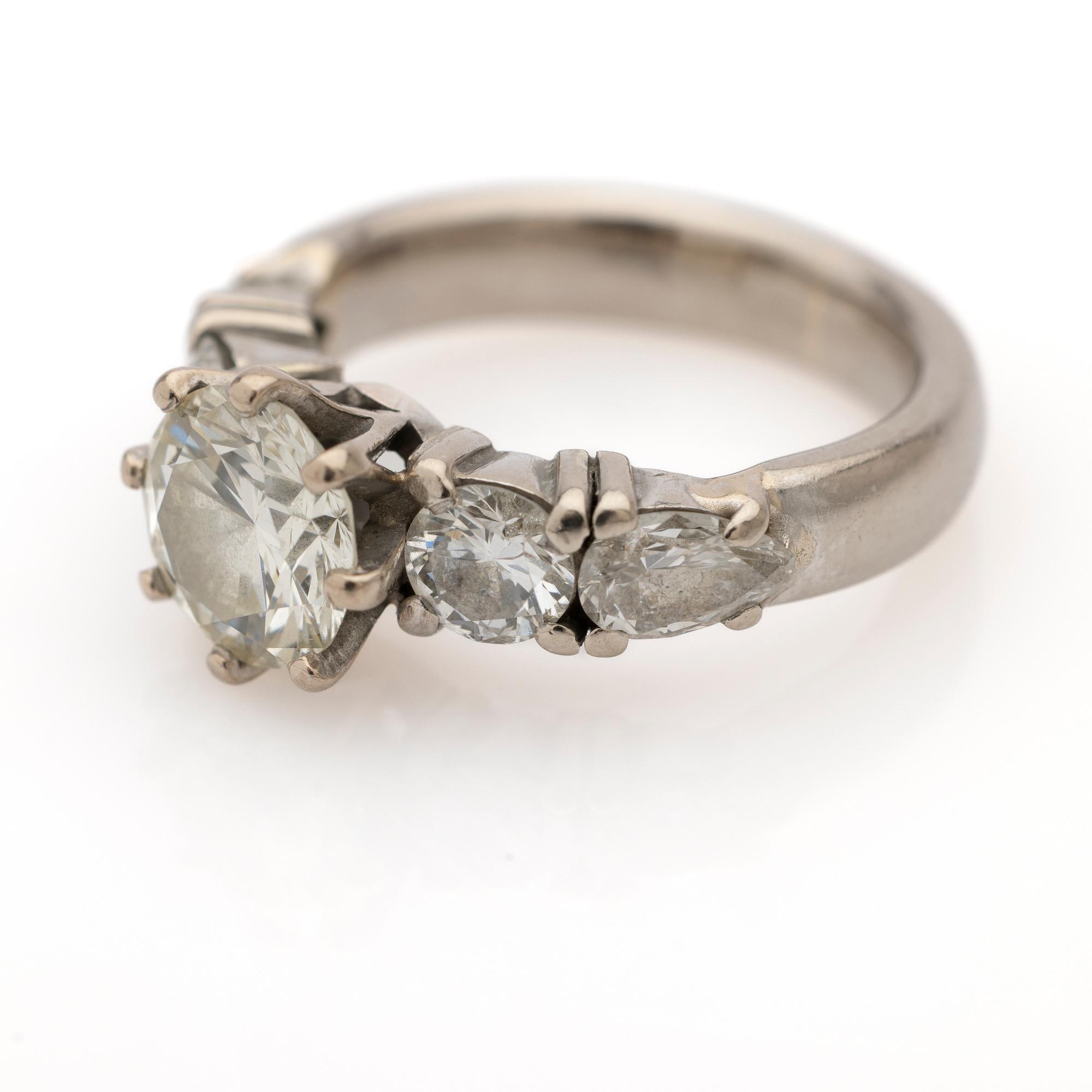 Ring, 18k guld med 5 diamanter.