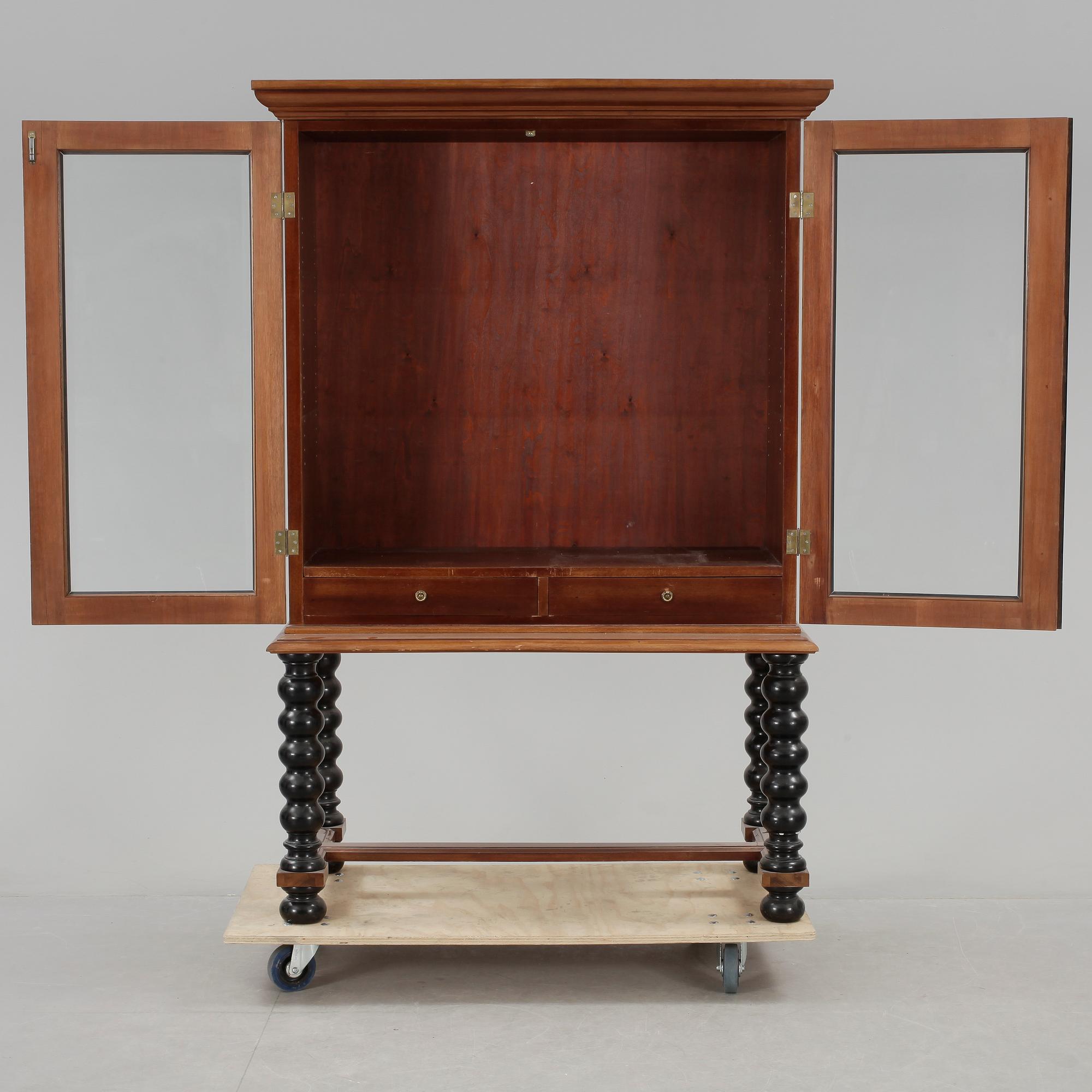 BOKSKÅP, barockstil, 1900-talets andra hälft.