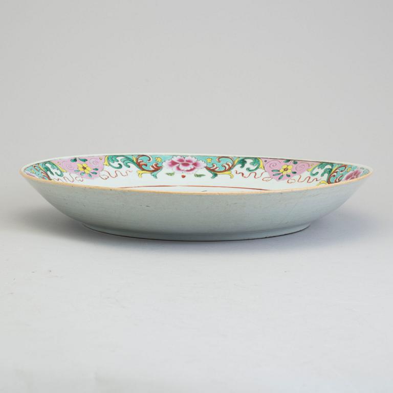 A large famille rose export porcelain dish, Qing dynasty, Qianlong (1736-95).