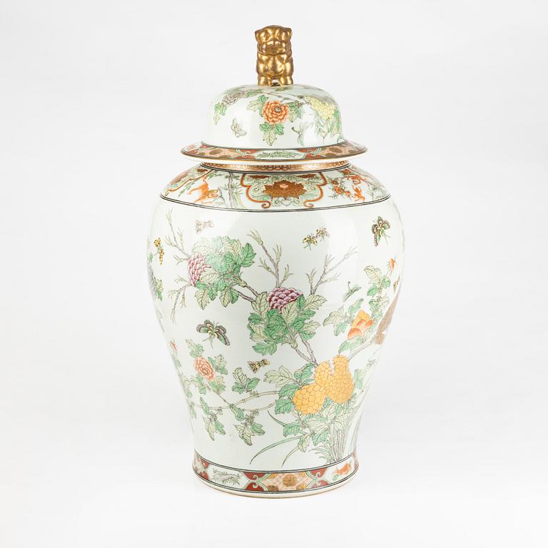 A Chinese porcelain jar, 20th Century.