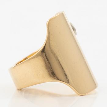 Ring in 18k gold set with a round brilliant-cut diamond.