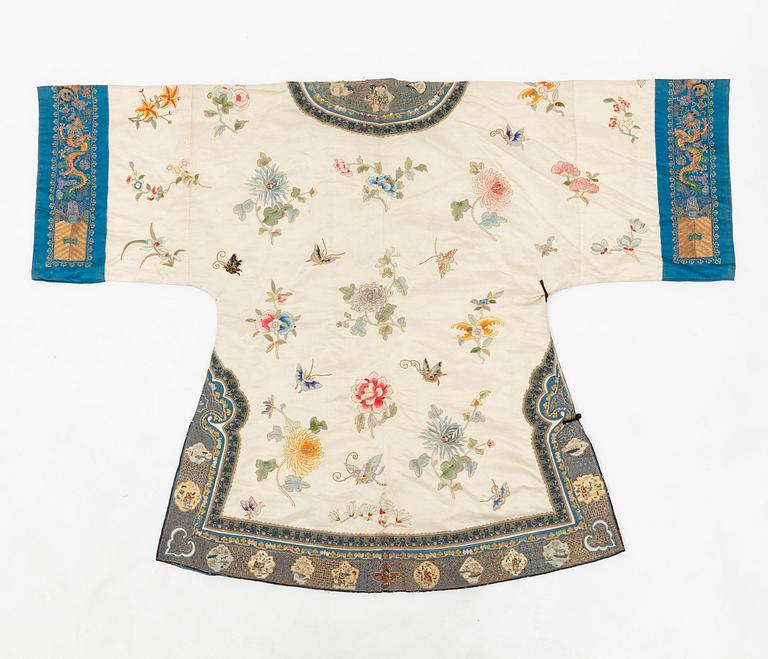 A Chinese embroidered silk robe, late Qing dynasty/early 20th century.