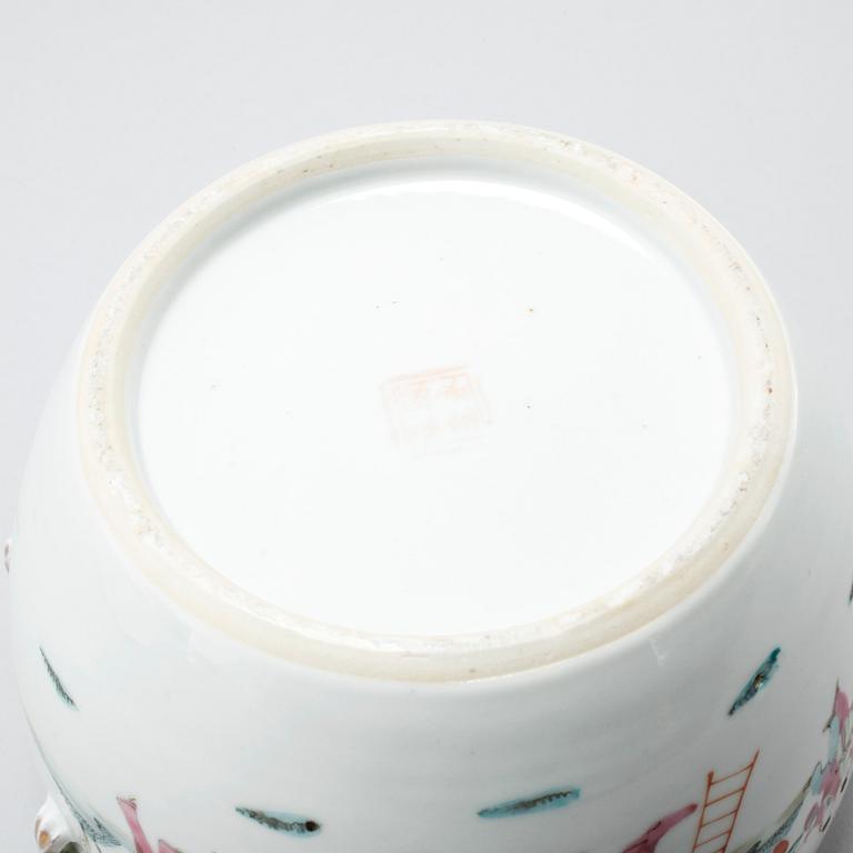 A Chinese porcelain jar from aroudn the year of 1900.