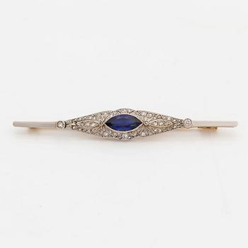 Brosch med små  rosen och gammalslipade diamanter samt syntetisk safir.