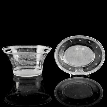 Edward Hald, An engraved Orrefors glass bowl with stand, first half of 20th Century.