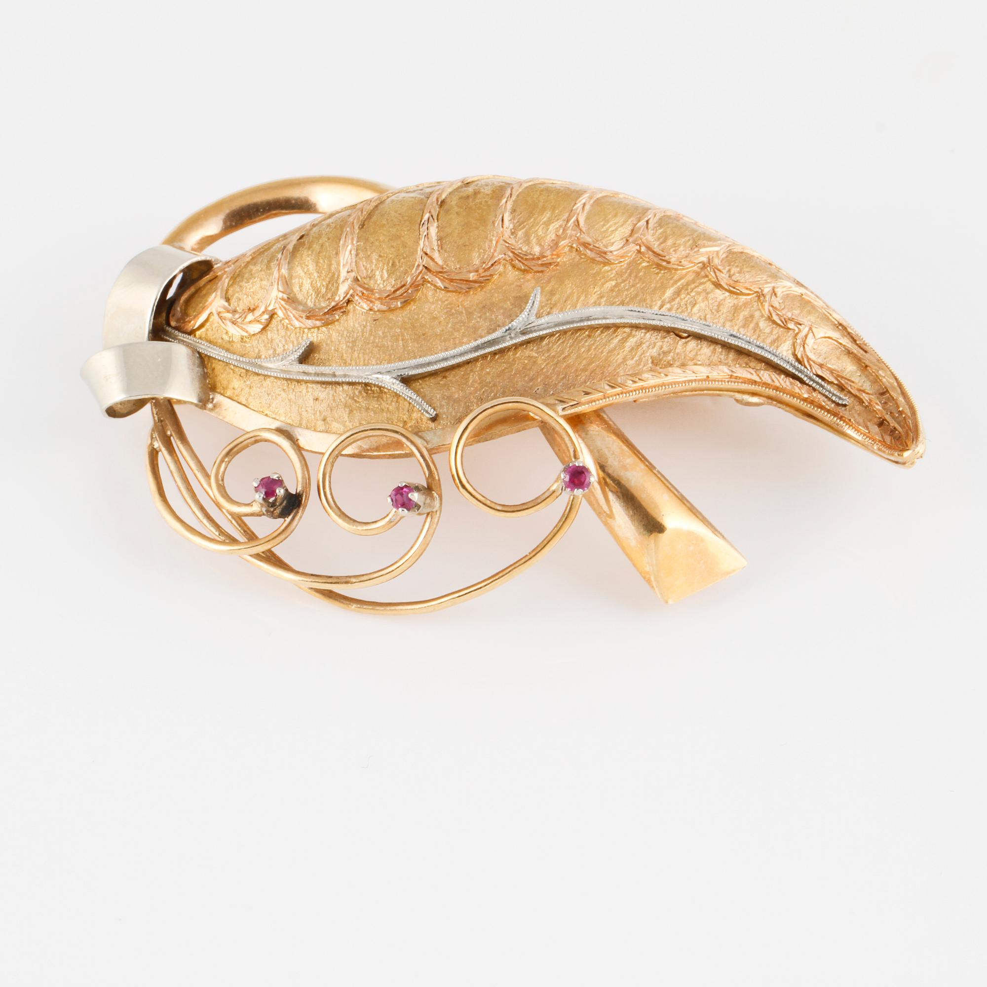 BROSCH, 18K guld med 3 fasettslipade syntetiska rubiner. Vikt 14,5 gram.