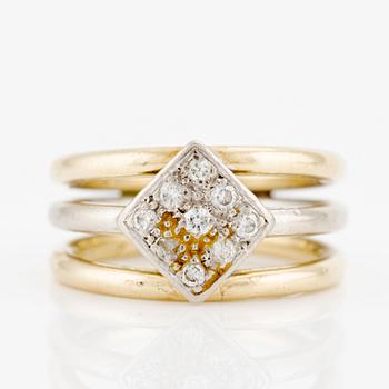 Ring in 14K gold with round brilliant-cut diamonds.