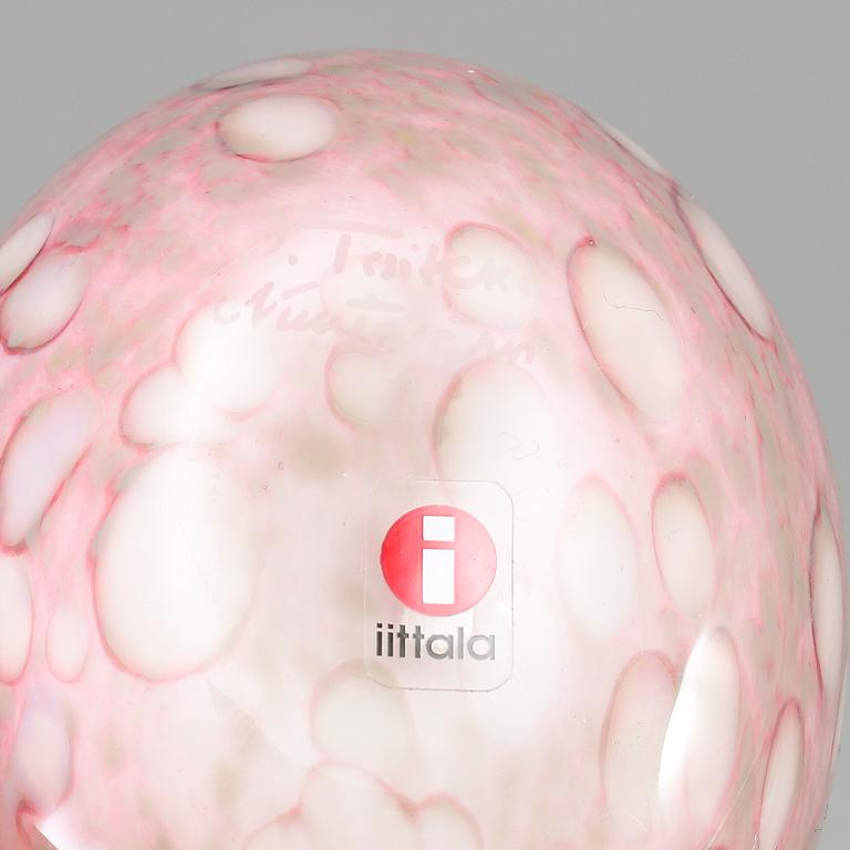 OIVA TOIKKA, glasfågel, Baby Pine Grosbeak, Male
(Baby Taviokuurnan Poikanen), 2007, signerad O. Toikka Nuutajärvi.