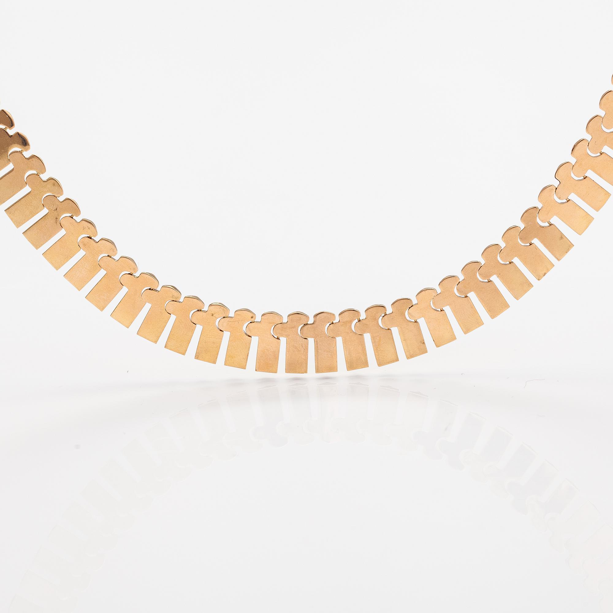 An 18K gold necklace. Italy.