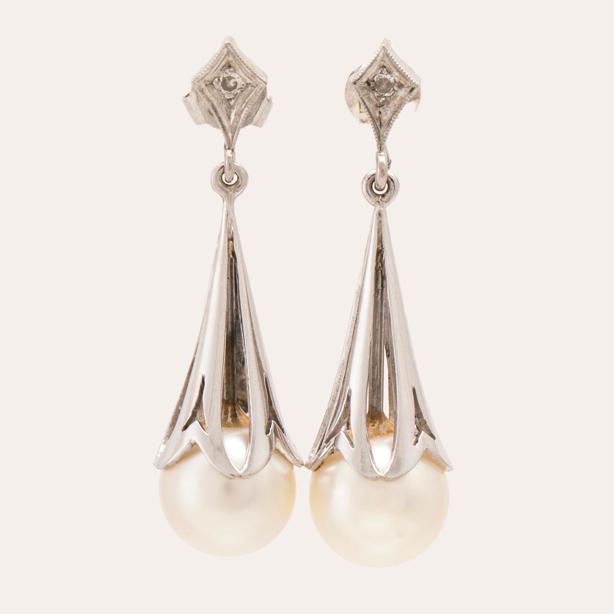 Earrings, a pair of 18K white gold with brilliant-cut diamonds and cultured pearls.