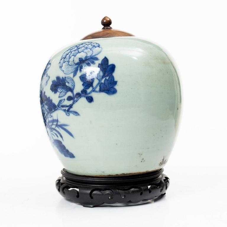 A porcelain pot with wooden cover and stand, China, 19th century.