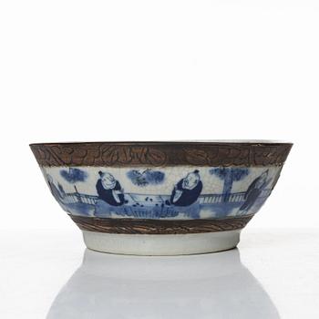 A Chinese porcelain vase and a bowl, around 1900.