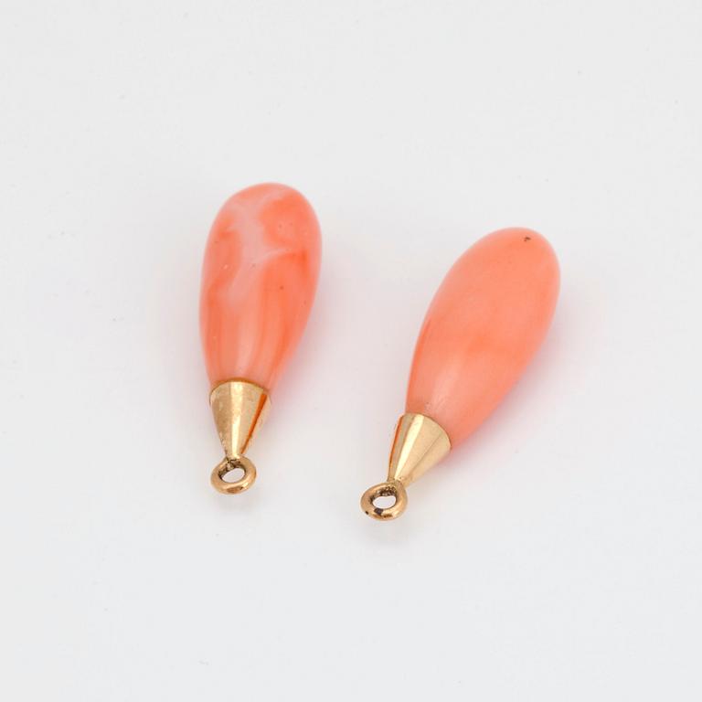 COLLIER med koraller samt briljantslipade diamanter totalt ca 0.68ct. Två droppformade koraller medföljer.