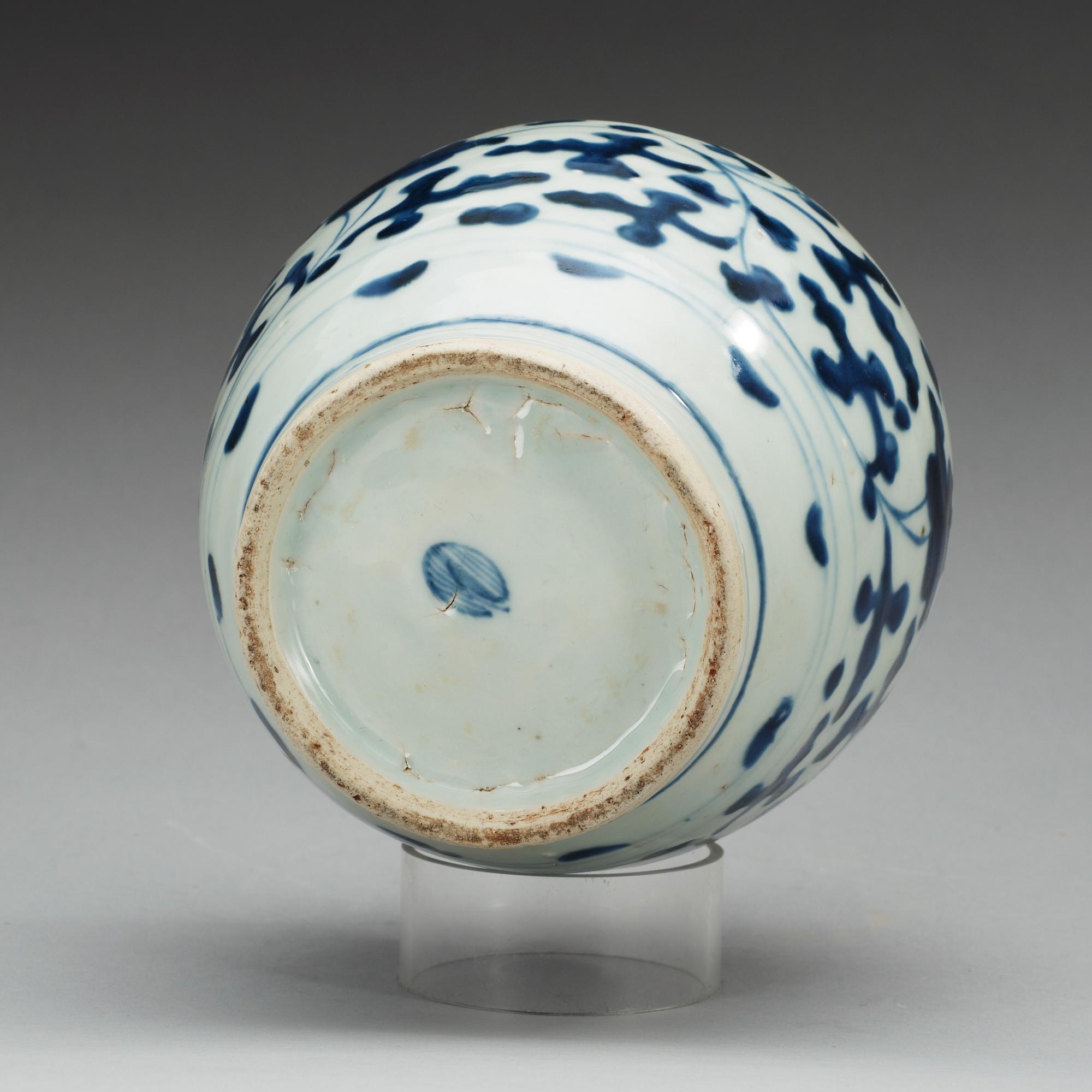 A blue and white Transitional jar, 17th Century.