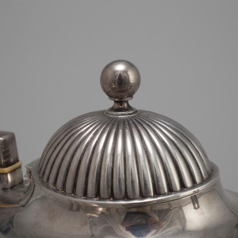 A FOUR PIECE SILVER TEA- AND COFFEE SERVICE, first half of the 20th century. Total weight ca 1300 g.