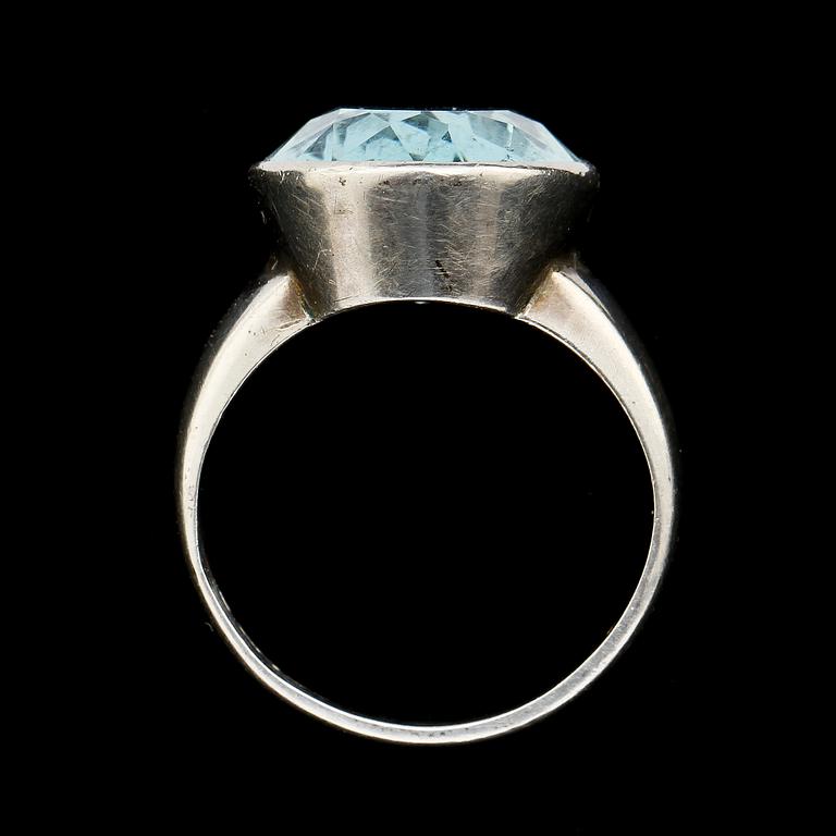 RING, silver med ovalslipad akvamarin, 1963. Vikt 8 g.