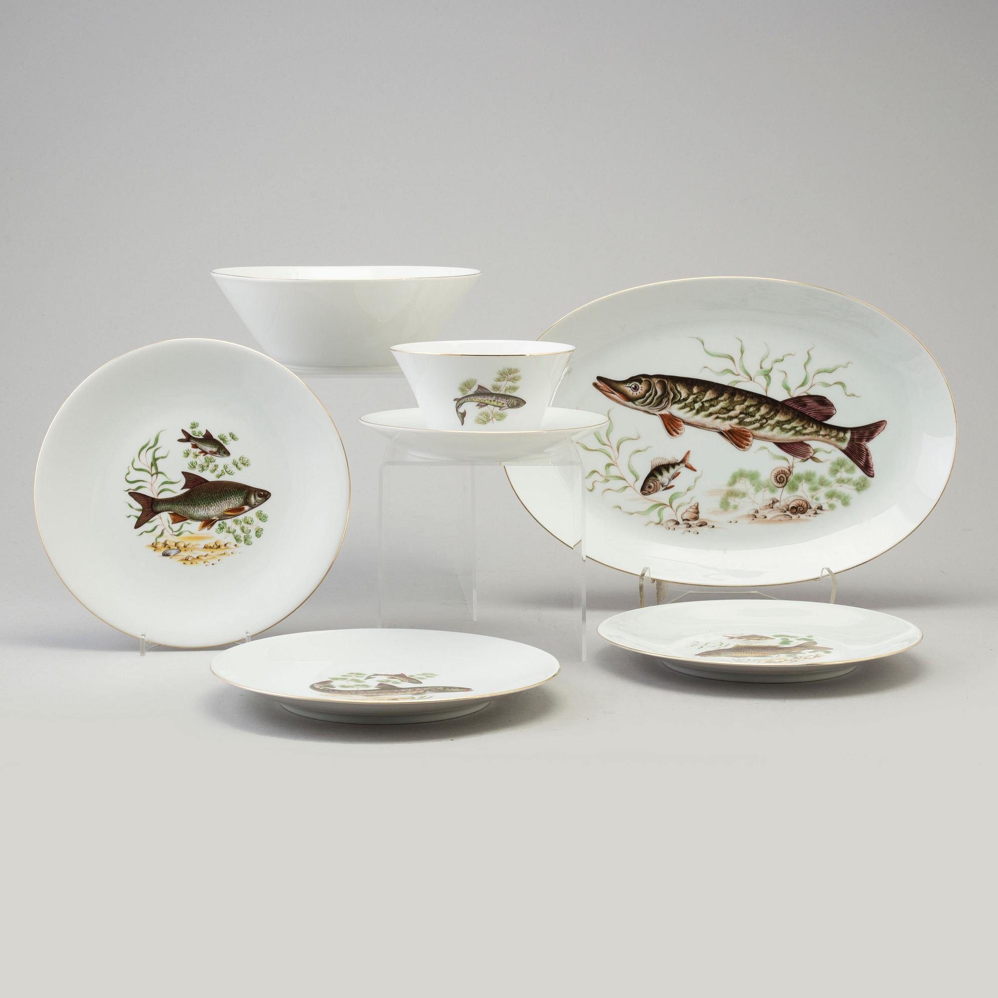 A 9 pieces second half of the 20th century porcelain table ware from Porzellan-Manufaktur Händel, Bavaria, Germany.