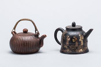 TEKANNOR, 2 st, lergods, Kina. 1900-/2000-tal.