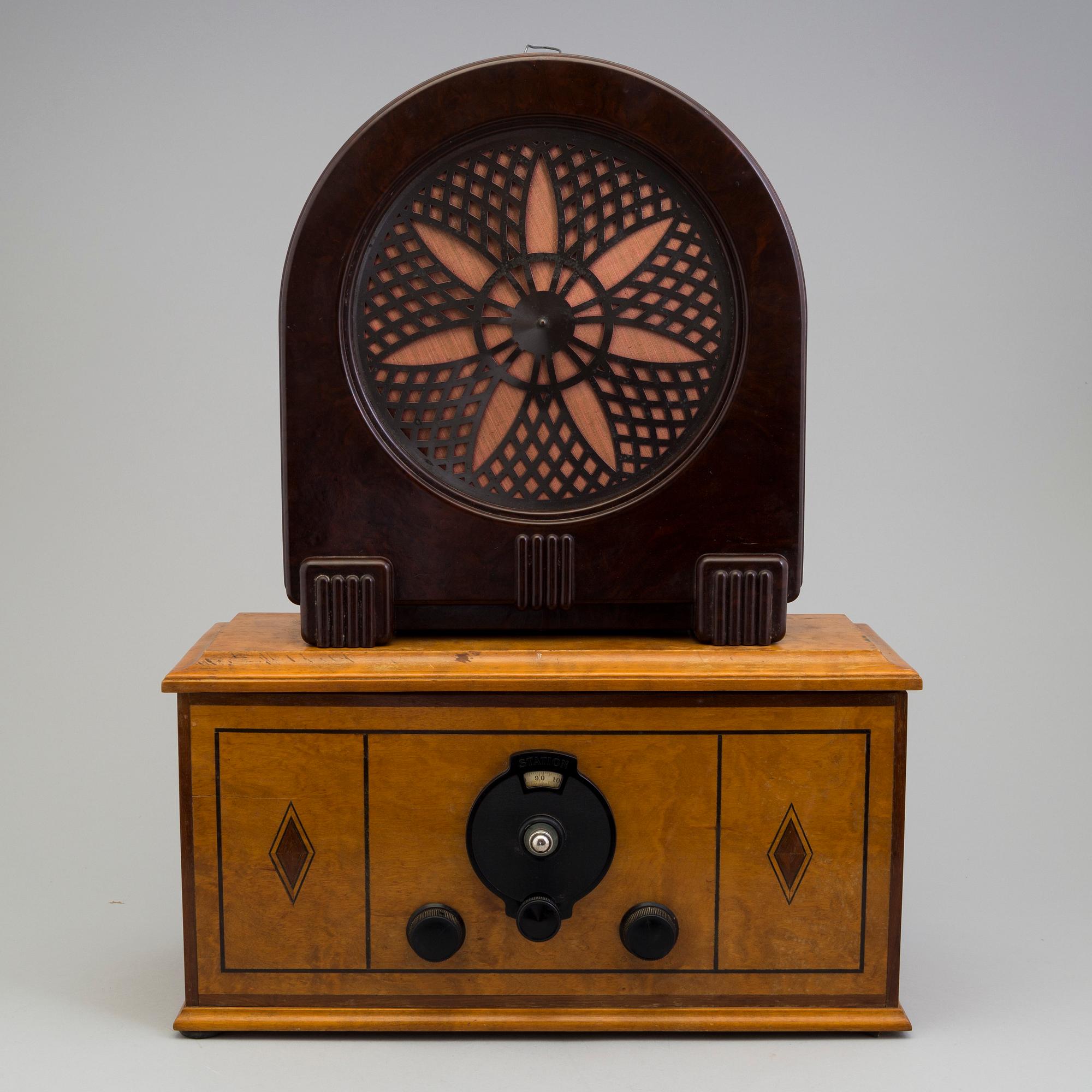 A radio and a loudspeaker, including Philips, 1930´s/40´s.