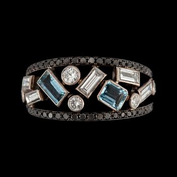RING, smaragd- och briljantslipade diamanter, tot. 1.20 ct, akvamariner samt svarta diamanter, tot. 0.48 ct.