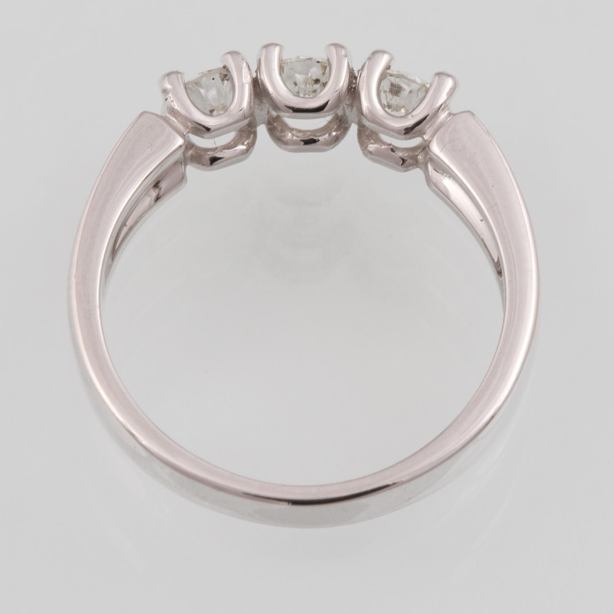RING, 18K vitguld med 3 briljantslipade diamanter ca 0.68 ct, Milano, Italien. Vikt 4,5 gram.