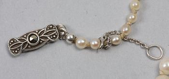 PÄRLCOLLIER, 2 st, med silverlås.