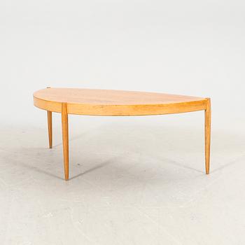 Johannes Andersen, an oak 1960s coffee table from Trensum.