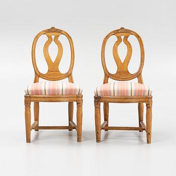 Stolar, ett par, gustavianska, omkring år 1800.
