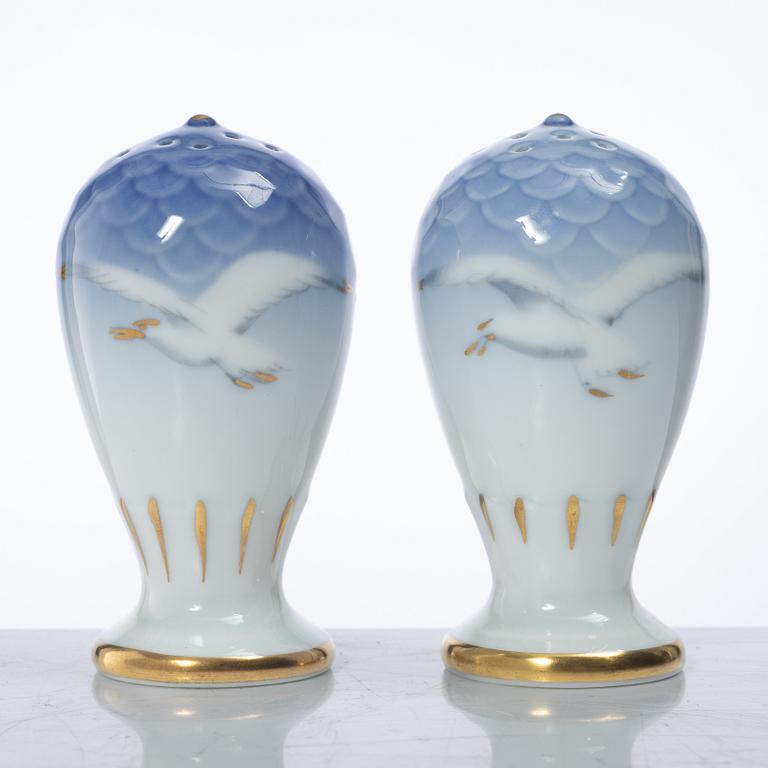 A 62 piece "Måsen" service, Bing & Grøndahl.