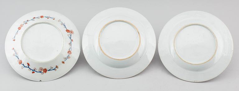 TALLRIKAR, 3 st, olika, porslin, Kina, Qianlong 1736-1795.