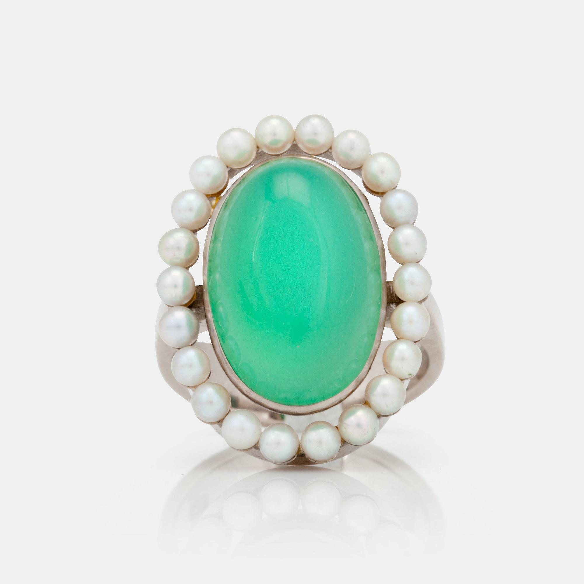 RING with natural pearls and cabochon-cut chrysophrase.