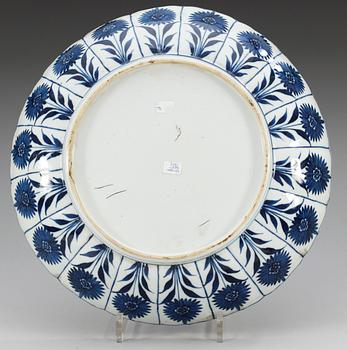 A blue and white ´Aster pattern´ charger, Qing dynasty, Kangxi (1662-1722).