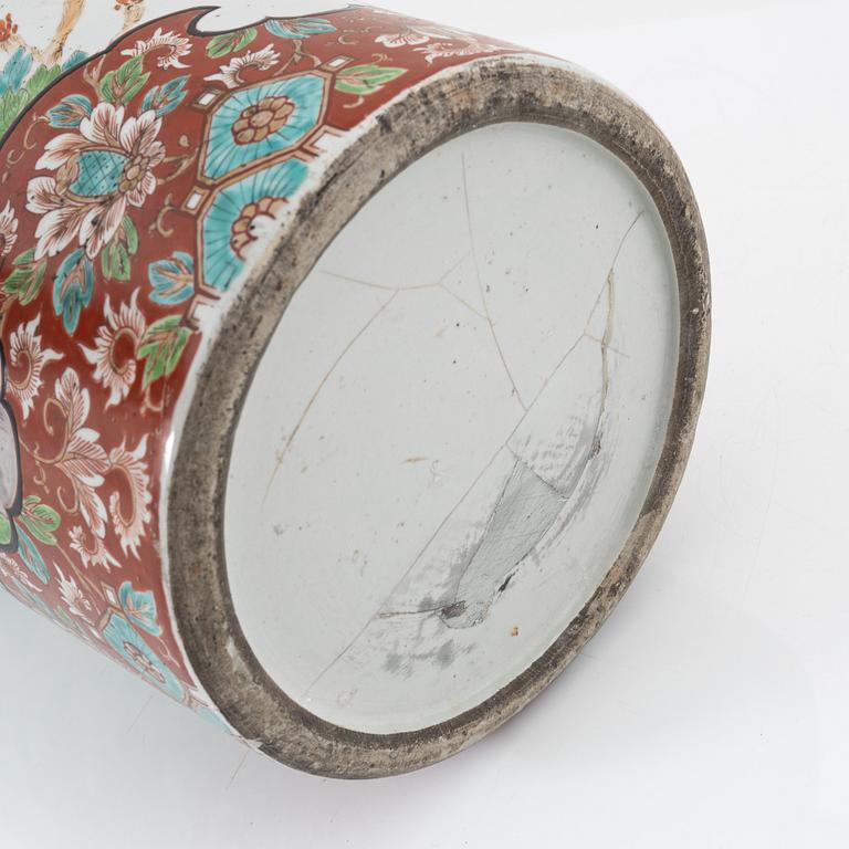 A large Japanese porcelain umbrella stand / vase, 20th century.