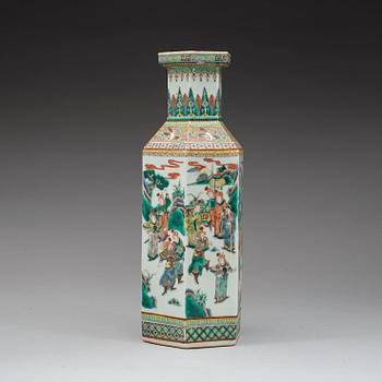 VAS, porslin, Qingdynastin 1800-tal. Med fyra karaktärers märke.