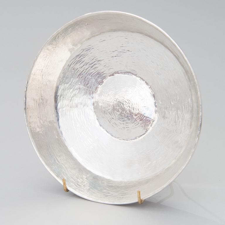 A sterling silver bowl marked TW. Hopeakeskus, Hämeenlinna 1972. Weight 498 g.
