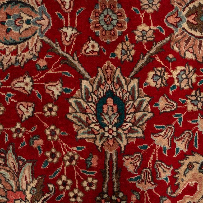 A carpet, Tabriz, ca 406 x 300 cm.