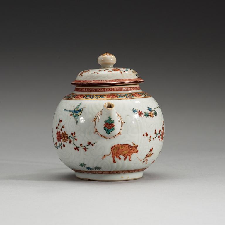 A famille verte kakiemon tea pot with cover, Qing dynasty, Kangxi (1662-1722).