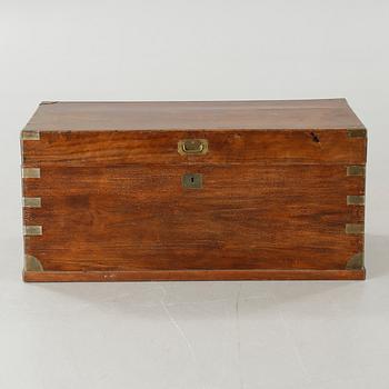 KOFFERT / KISTA, engelsk stil, omkring sekelskiftet 1900.