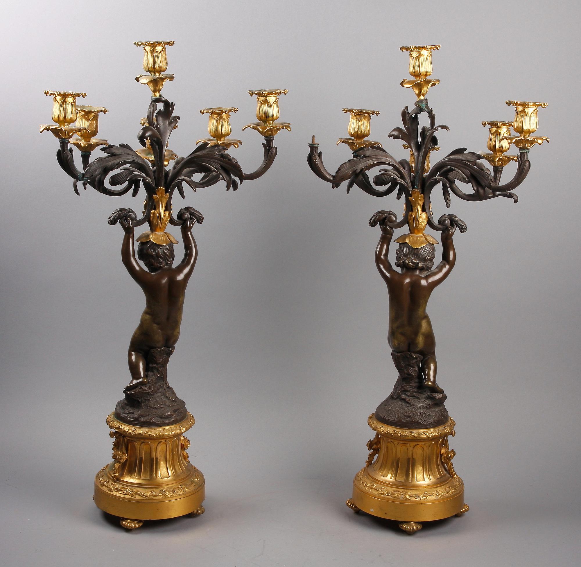 BORDSPENDYL med KANDELABRAR, ett par, Louis XV-stil, 1800-tal.