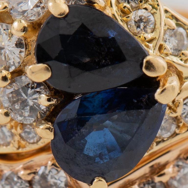 Ring in 18K gold set with pear-shaped sapphires and round brilliant and single-cut diamonds.