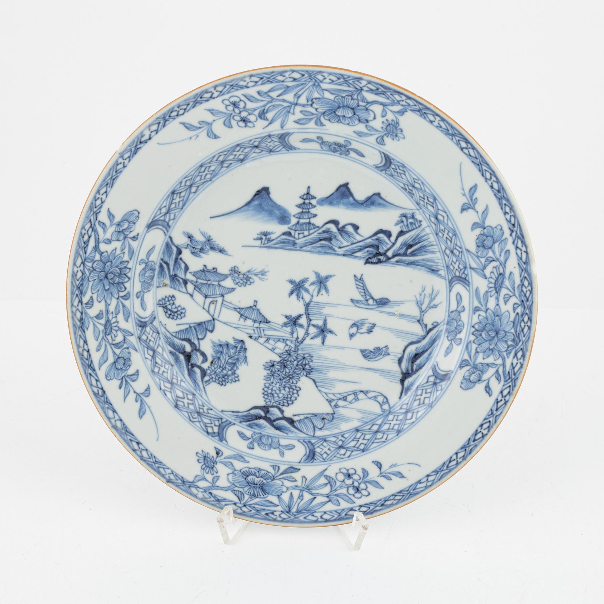 Servisdelar, porslin, 43 st, Kina, Qingdynastin, mestadels Qianlong (1735-95).
