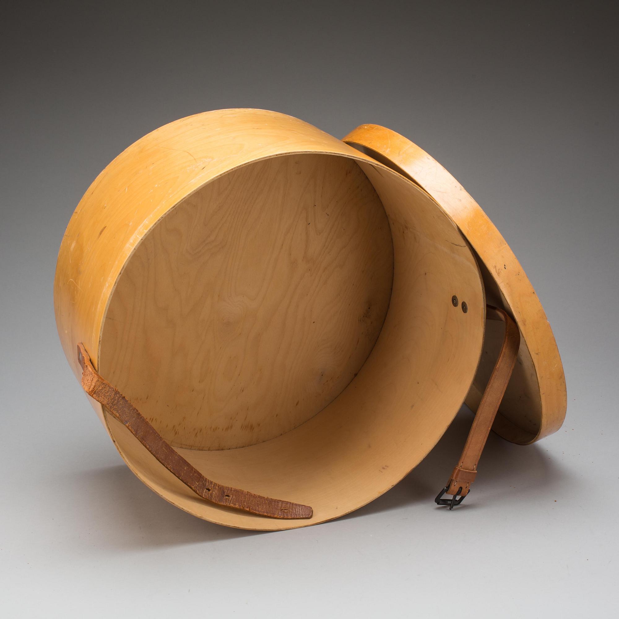 HATTASK I BJÖRK. "Grand Prix Paris 1900", Ryssland, bär datering 1900.