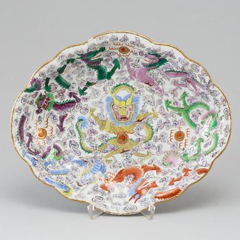 A dragon dish, late Qing dynasty, circa 1900.